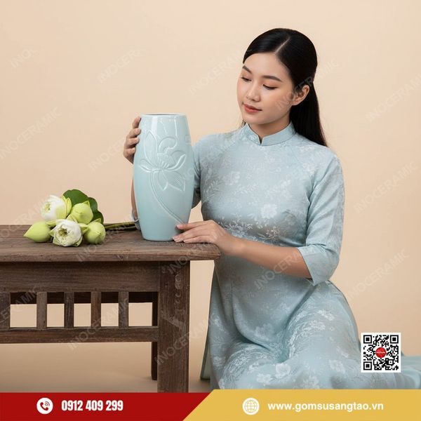 Lọ hoa Tết men ngọc khắc nổi – món quà ý nghĩa đầu xuân