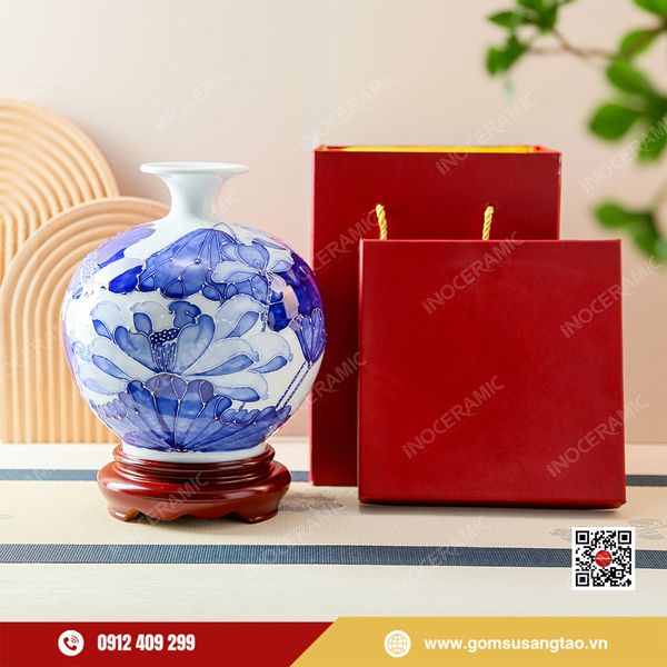 Bình hút lộc hoa sen lam ngọc Bát Tràng sang trọng trong hộp quà Tết đỏ vàng