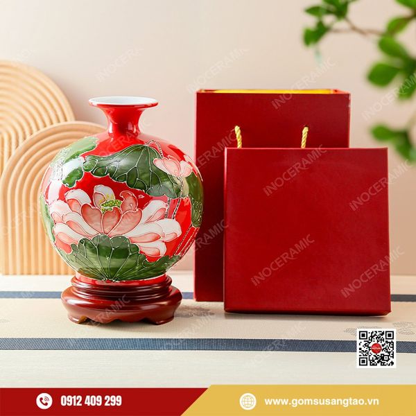Bình hút lộc đỏ hoa sen Bát Tràng sang trọng trong hộp quà Tết đỏ vàng.