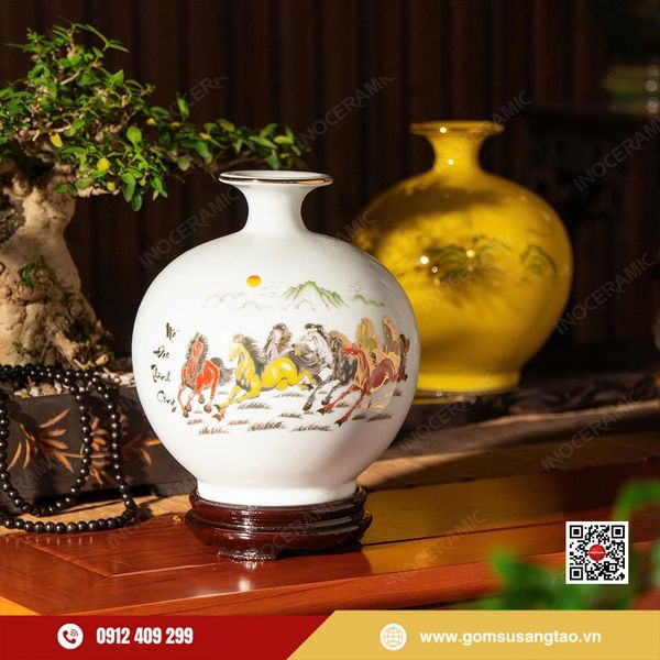 Bình hút lộc Bát Mã Truy Phong Bát Tràng men trắng sang trọng chiêu tài tụ lộc.