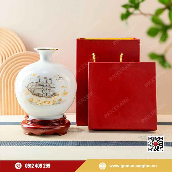 Hộp quà Tết gốm sứ Bát Tràng bình hút lộc vẽ vàng cho doanh nghiệp.