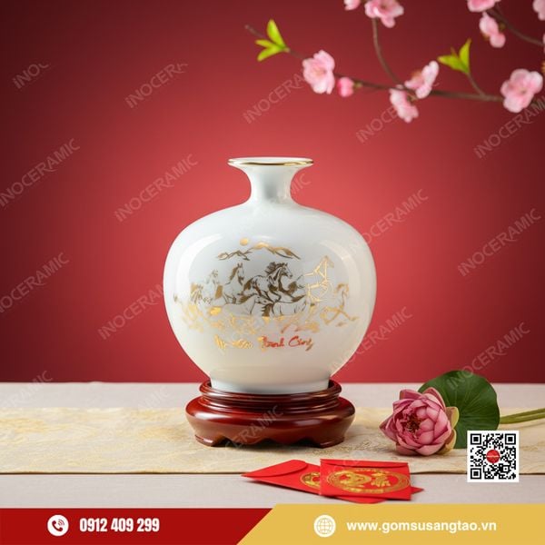 Quả hút lộc Mã Đáo Thành Công vẽ vàng gốm sứ Bát Tràng làm quà Tết cao cấp.