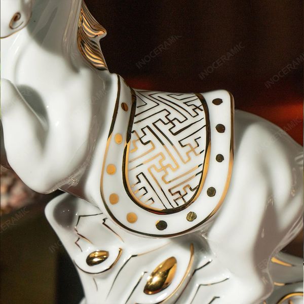 Tượng trang trí – tượng 12 con giáp ngựa vẽ vàng sang trọng