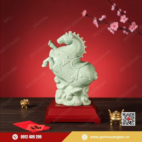 Tượng ngựa men ngọc Bát Tràng phong thủy trong hộp quà Tết sang trọng.