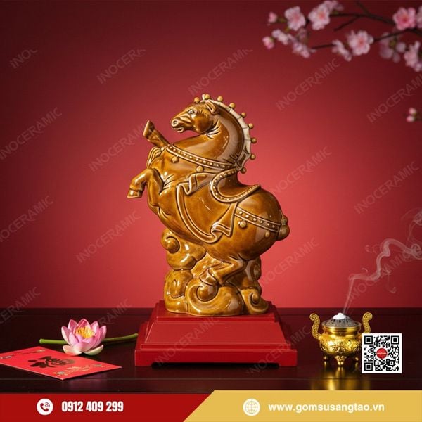 Tượng ngựa men hoàng thổ Bát Tràng – quà Tết phong thủy may mắn.