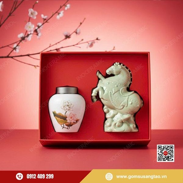 Bộ quà tặng tượng Ngựa Chuppy gốm sứ Bát Tràng làm quà Tết cao cấp doanh nghiệp.