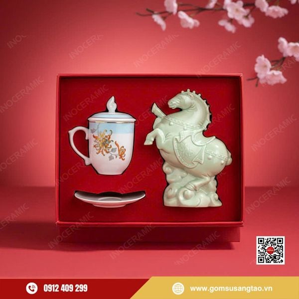 Bộ quà tặng tượng Ngựa Chuppy và ly sứ nắp ngọn lửa gốm sứ Bát Tràng làm quà Tết cao cấp doanh nghiệp.