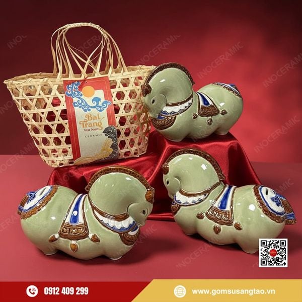 Giỏ quà Tết đựng tượng gốm sứ ngựa phong thuỷ in logo quà Tết doanh nghiệp