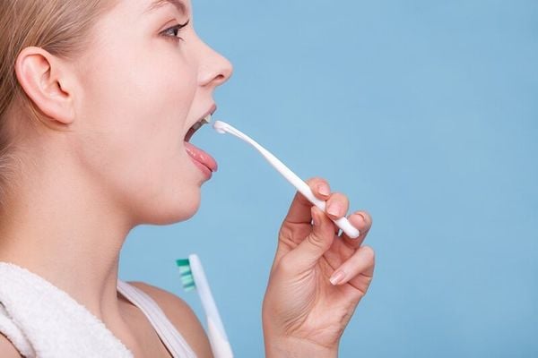 Có nên cạo lưỡi mỗi ngày không? Giải đáp từ chuyên gia và cách vệ sinh lưỡi đúng cách