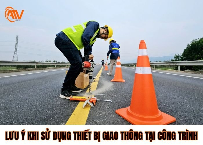 Những lưu ý phổ biến khi sử dụng thiết bị giao thông tại công trình