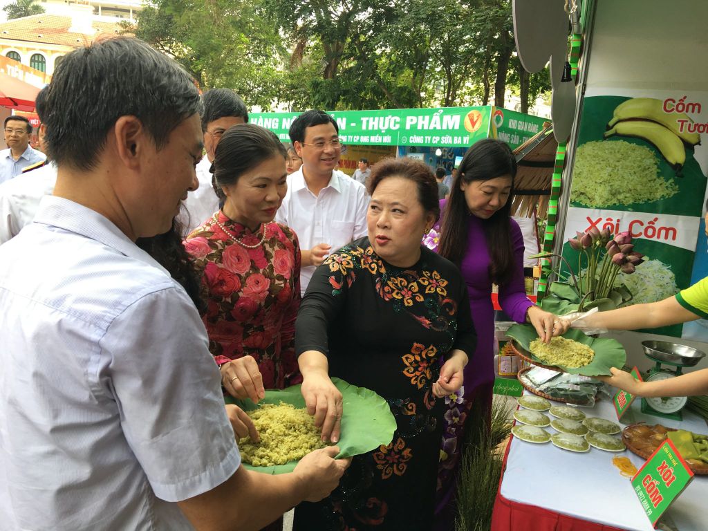 Khách hàng được tư vấn bởi cốm thu huệ