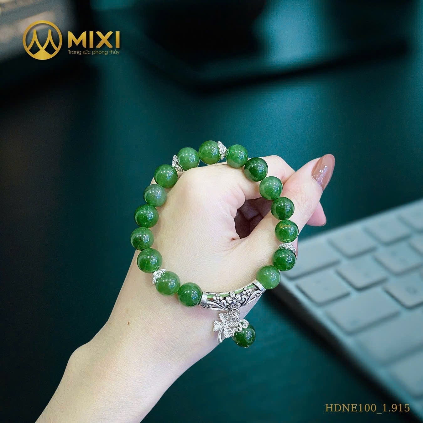 VÒNG TAY NGỌC BÍCH NEPHRITE MIX TRỤ TAM HOA & CỎ BỐN LÁ: KHÍ CHẤT THANH TAO – GÓI TRỌN MAY MẮN, BÌNH AN