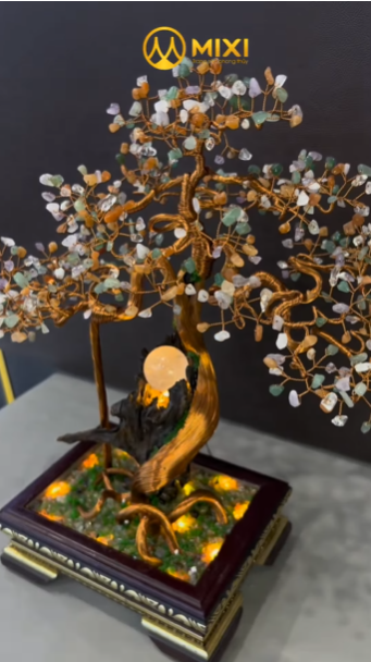 🌿 Khi gốc gỗ lũa mang linh hồn của đất, còn những nhánh thạch anh đa sắc lại tỏa sáng như niềm vui của sự sống.