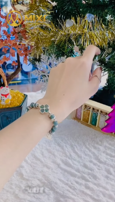 ✨ Giữa những lúc cuộc sống chông chênh nhất, vẫn có những người chọn dịu dàng với thế giới — không ồn ào, không than trách, chỉ lặng lẽ giữ cho mình một giới hạn bình yên.