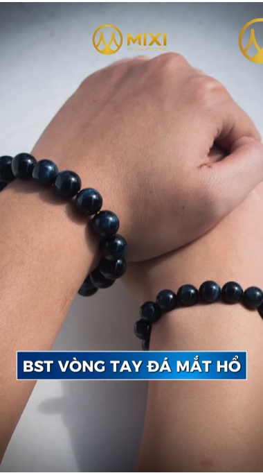 Chạm nhẹ cổ tay, chạm sâu cảm xúc… xem video để hiểu vì sao VÒNG TAY ĐÔI ĐÁ MẮT HỔ là món quà hoàn hảo thay lời yêu trong ngày Valentine! 💕