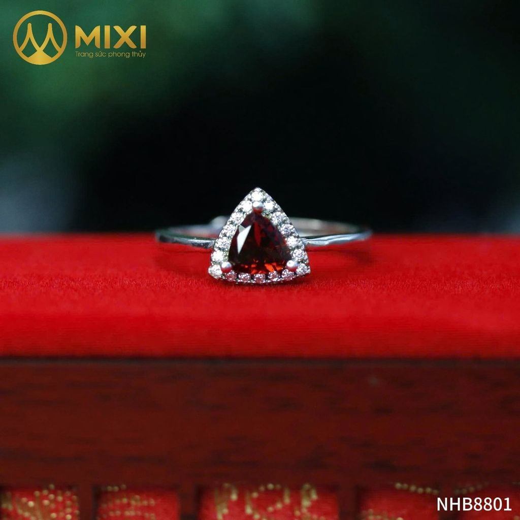 NHẪN BẠC MẶT ĐÁ GRANAT HÌNH TAM GIÁC – DẤU ẤN BẢN LĨNH & SỨC HÚT NỮ TÍNH