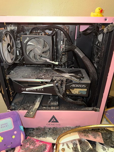 Ảnh toàn bộ PC bị hỏng vì đạn lạc