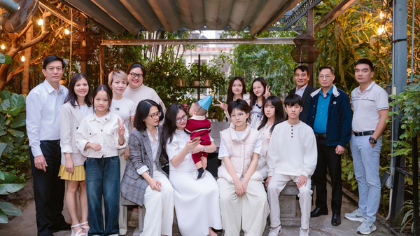 Một buổi sum vầy đủ đầy tiếng cười giữa khu vườn xanh