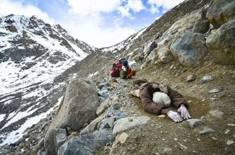 Những vệt tuyết thiêng trên cổng trời Kailash