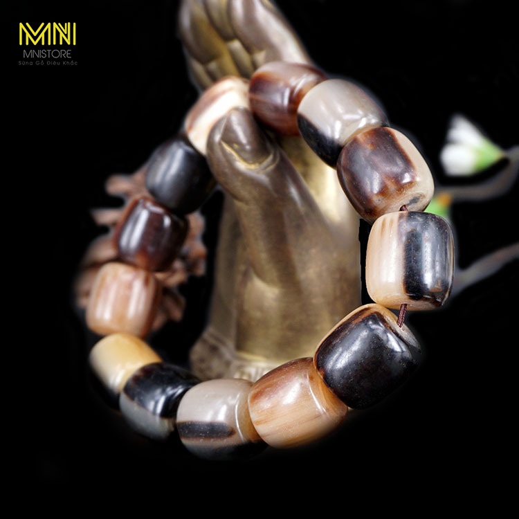 Vòng Tay Phong Thủy Sừng Trâu: Bí Quyết Thu Hút Tài Lộc, May Mắn Và Sự Cân Bằng Năng Lượng