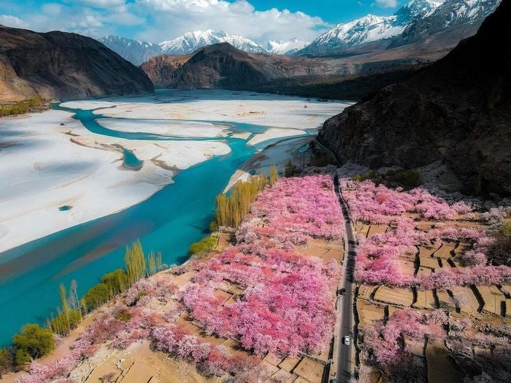 Barah Valley và dòng sông Shyok Pakistan vào mùa xuân