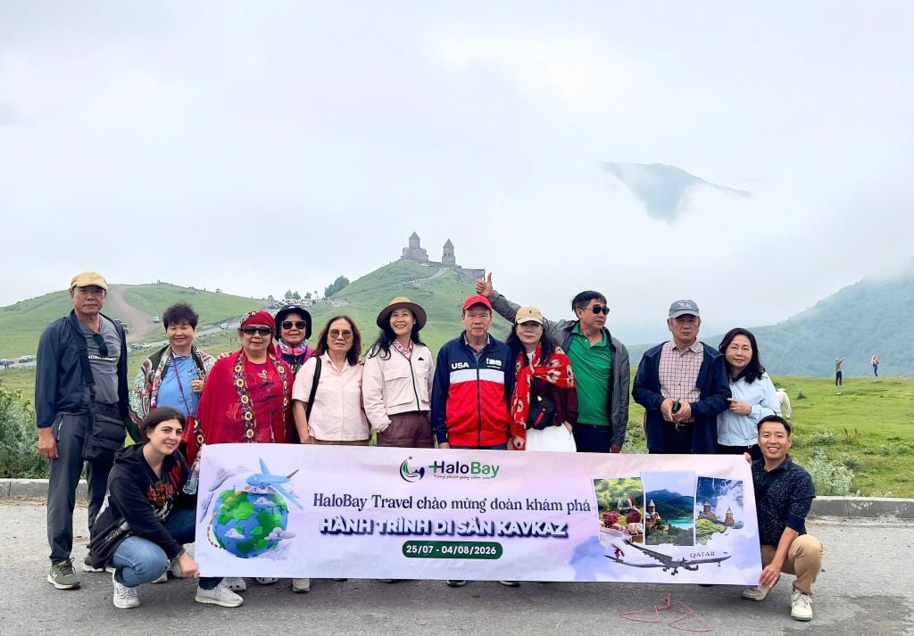 Đoàn khách HaloBay Travel tại nhà thờ Gergeti Trinity Kazbegi Georgia