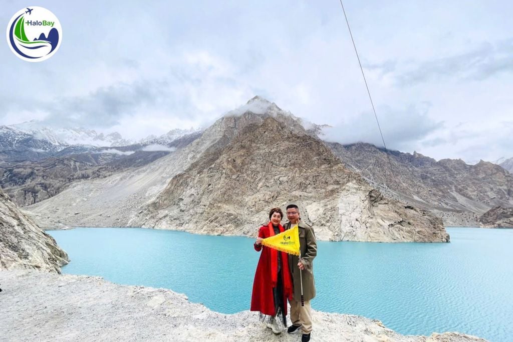 Hồ Attabad xanh ngọc giữa núi Karakoram Pakistan