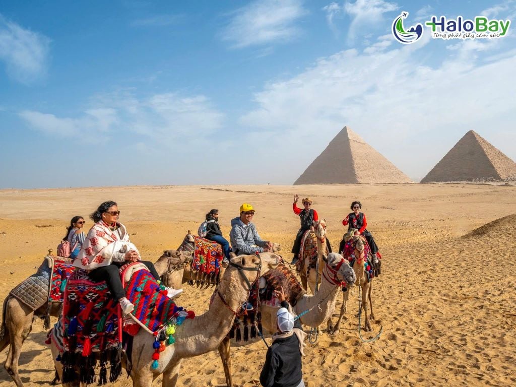 Đoàn khách HaloBay Travel check-in cùng Kim Tự Tháo Giza