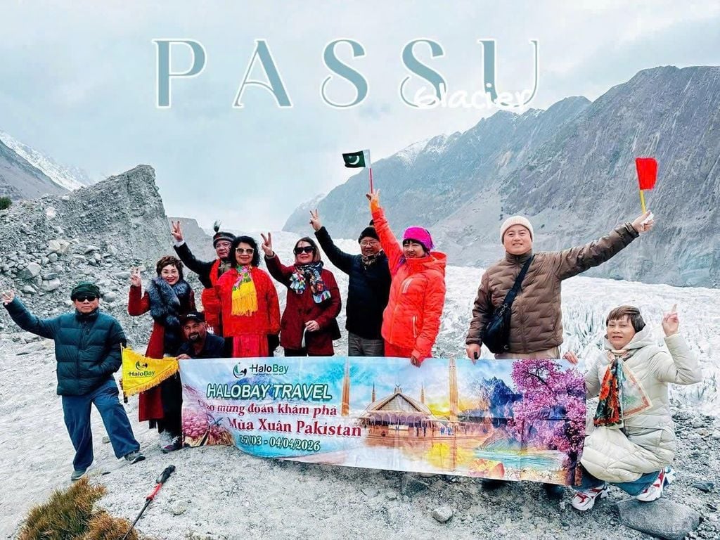 Passu Cones và hoa mơ Hunza Pakistan vào mùa xuân