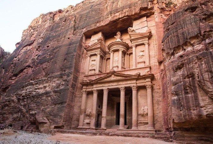 Thành phố Petra Jordan với kiến trúc Nabataean chạm khắc trong đá