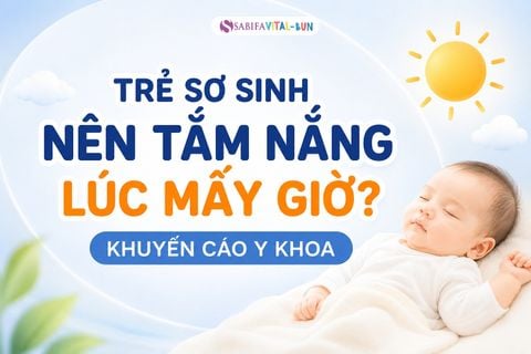 Trẻ sơ sinh nên tắm nắng lúc mấy giờ? Khuyến cáo y khoa chuẩn nhất