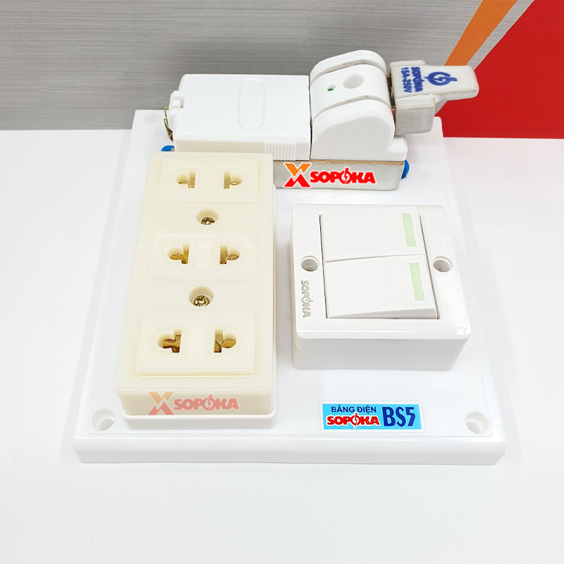 Bảng Điện 2 Công Tắc 3 Lỗ Cắm Cầu Dao Sứ 15A BS5 SOPOKA