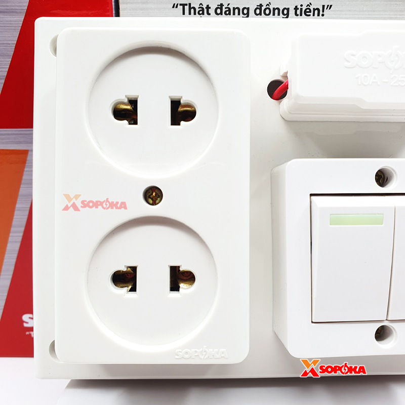 Bảng Điện 2 Công Tắc 2 Lỗ Cắm Có Cầu Chì BS2 SOPOKA
