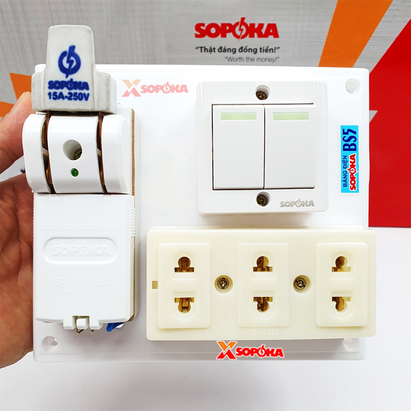 Bảng Điện 2 Công Tắc 3 Lỗ Cắm Cầu Dao Sứ 15A BS5 SOPOKA