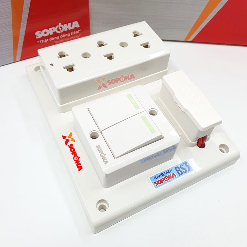 Bảng Điện 2 Công Tắc 3 Lỗ Cắm Có Cầu Chì BS3 SOPOKA