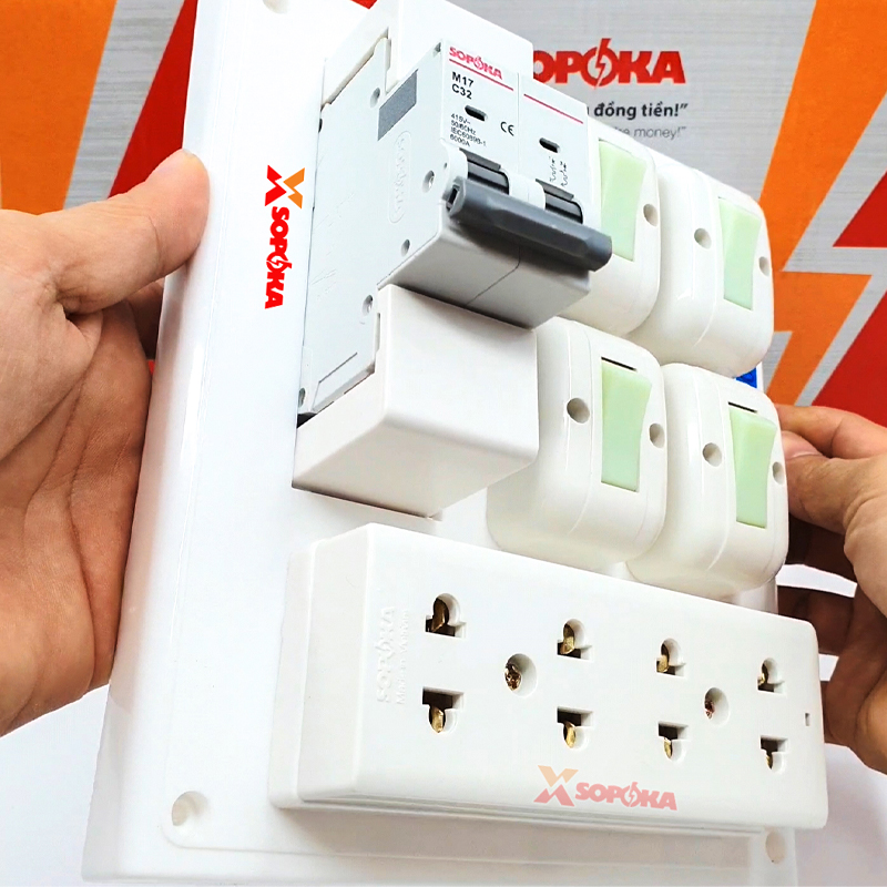 Bảng Điện 4 Công Tắc 4 Lỗ Cắm MCB 32A 4CT1 SOPOKA
