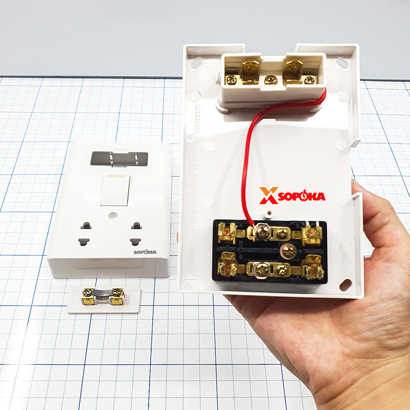 Bảng Điện Lắp Nổi Cao Cấp Dòng E 1 Công Tắc 2 Ổ Cắm E3A SOPOKA