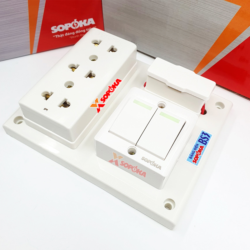 Bảng Điện 2 Công Tắc 3 Lỗ Cắm Có Cầu Chì BS3 SOPOKA