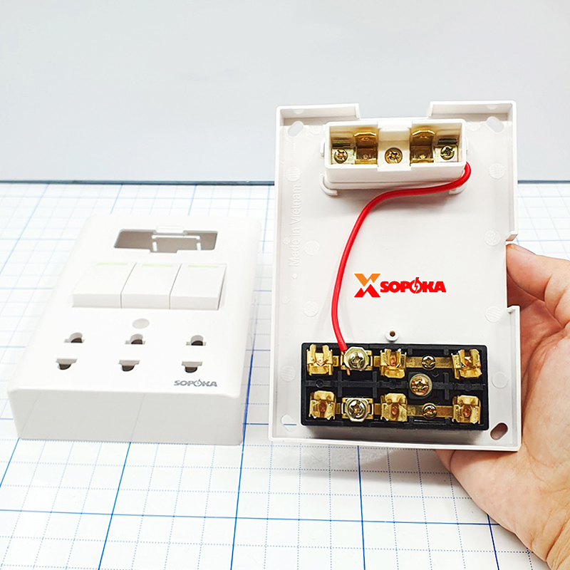 Bảng Điện Lắp Nổi Dòng E (E5A) Cao Cấp 3 Công Tắc 3 Ổ Cắm&nbsp;SOPOKA