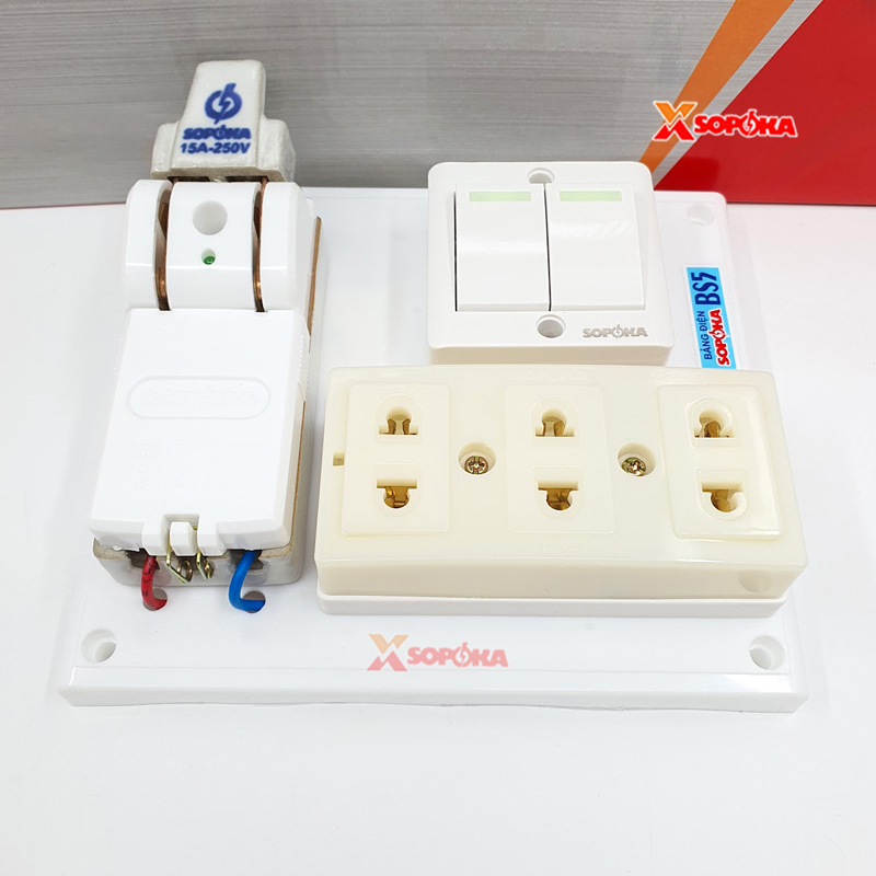 Bảng Điện 2 Công Tắc 3 Lỗ Cắm Cầu Dao Sứ 15A BS5 SOPOKA