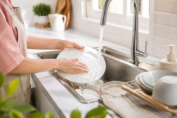 Cẩm Nang Hướng Dẫn Cách Rửa Chén Sạch Nhanh Và Bảo Vệ Da Tay