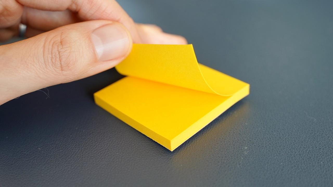 Cách bóc giấy note từ cạnh bên theo chiều ngang để hạn chế cong mép