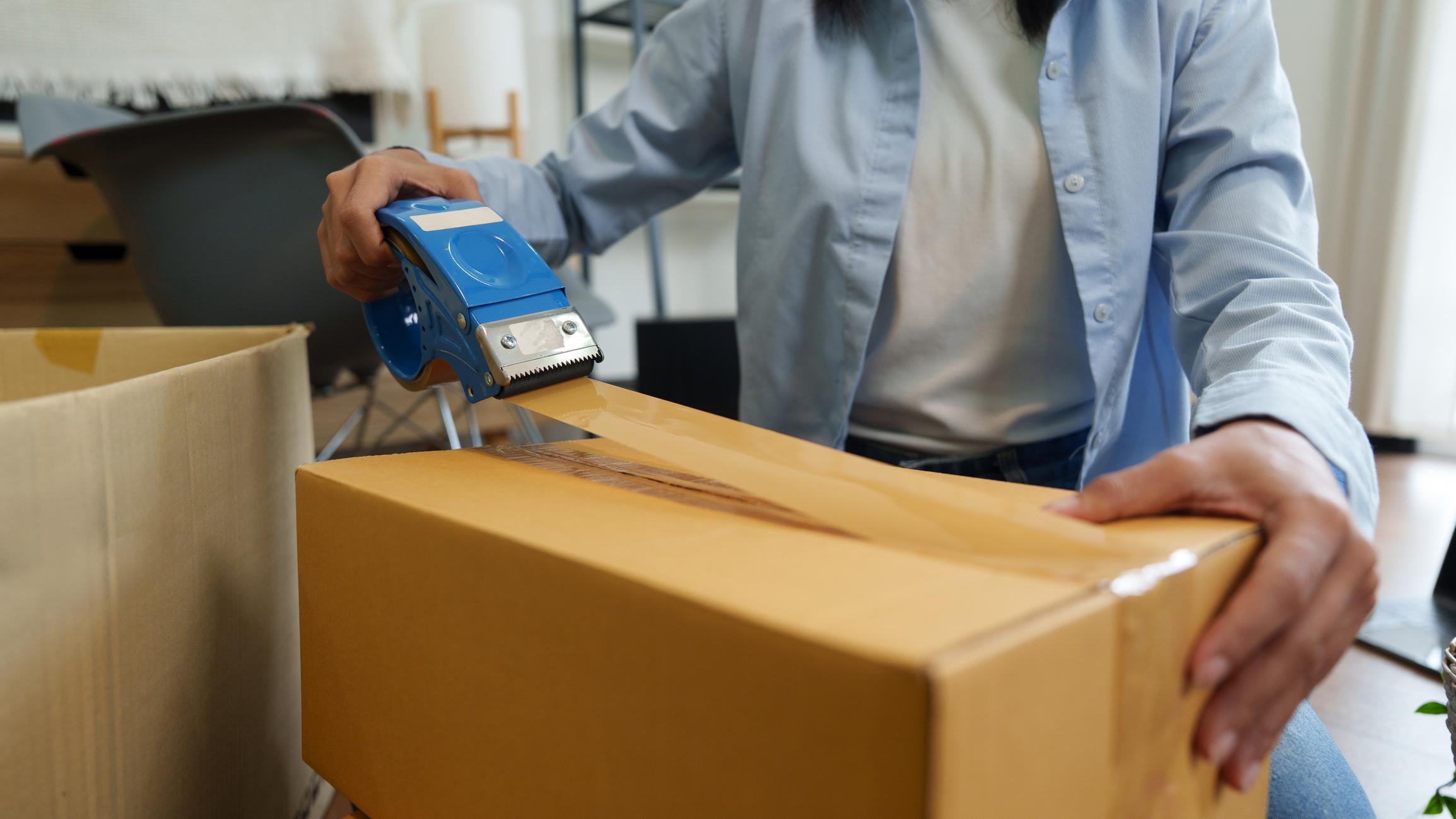 Dụng cụ cắt băng keo cầm tay dùng dán đường ghép thùng carton tại khu vực đóng hàng