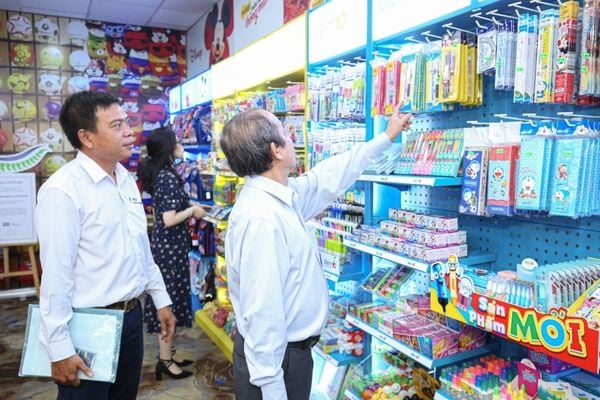Sản phẩm Thiên Long trưng bày tại điểm bán văn phòng phẩm