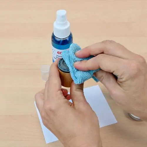 Lau sạch mặt dấu con dấu sau khi dùng dung dịch vệ sinh COLOP