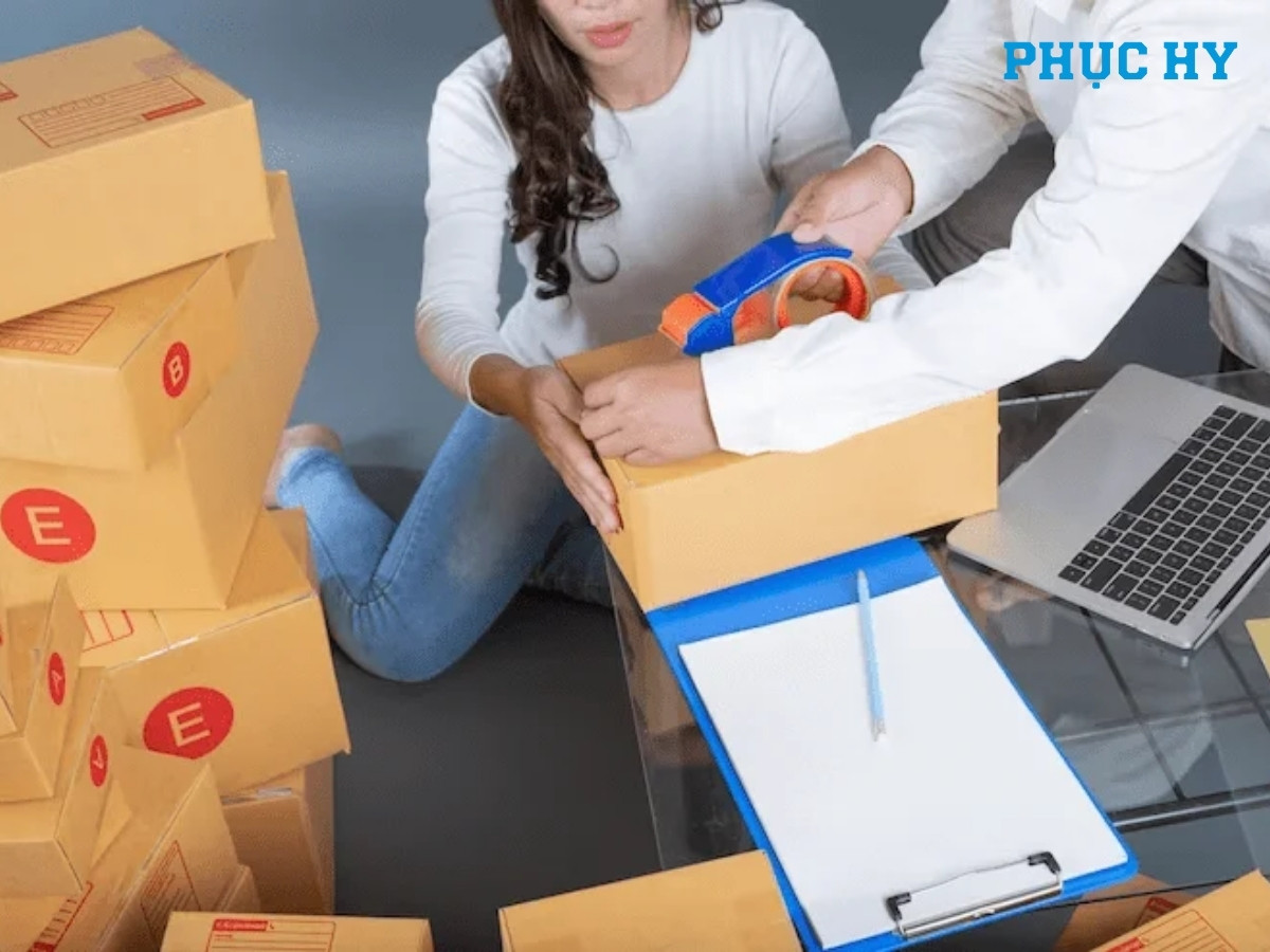Xử lý và đóng gói đơn hàng văn phòng phẩm trực tuyến