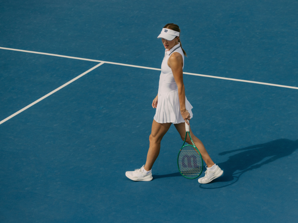 vi-sao-gioi-tre-me-outfit-san-tennis