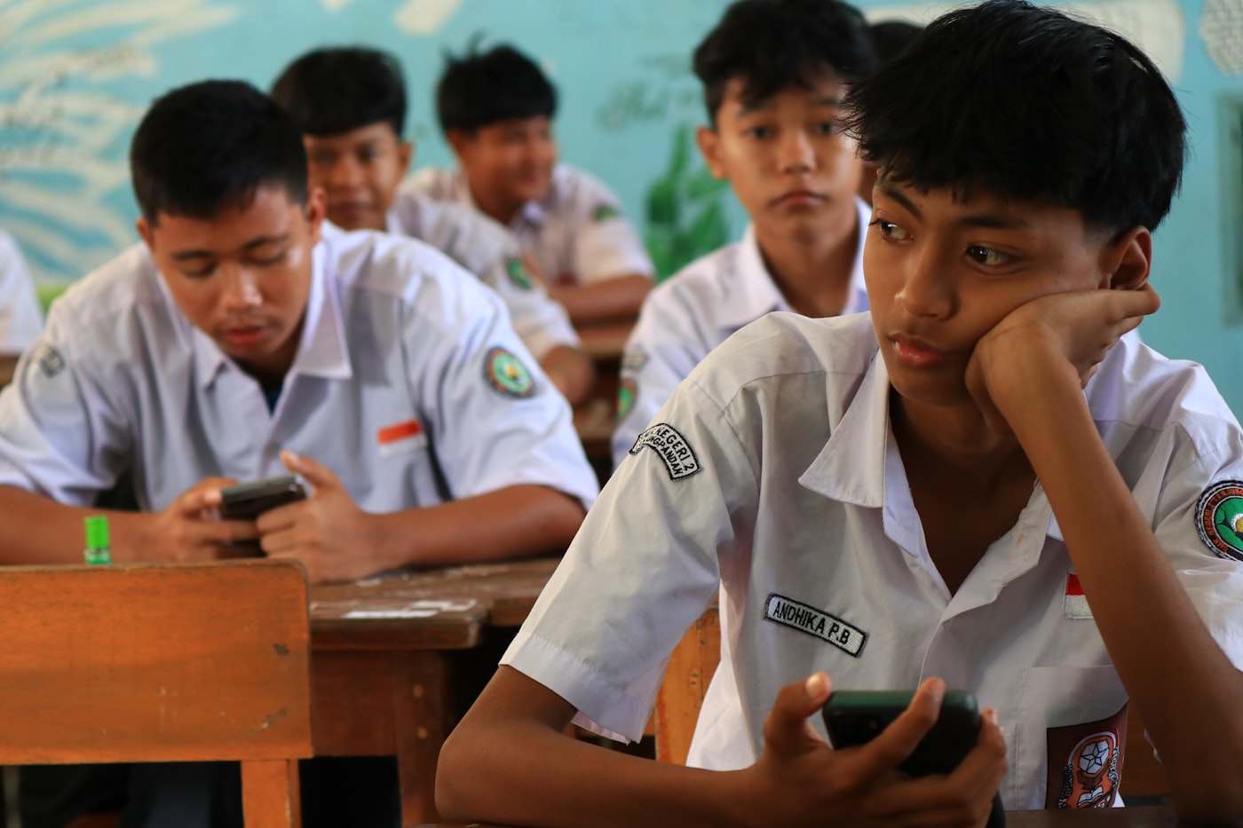 Học sinh ngồi trong lớp với vẻ mặt chán nản