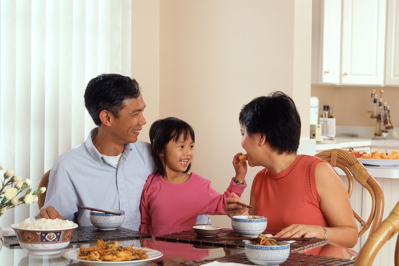 Cả gia đình quây quần trò chuyện quanh bàn ăn
