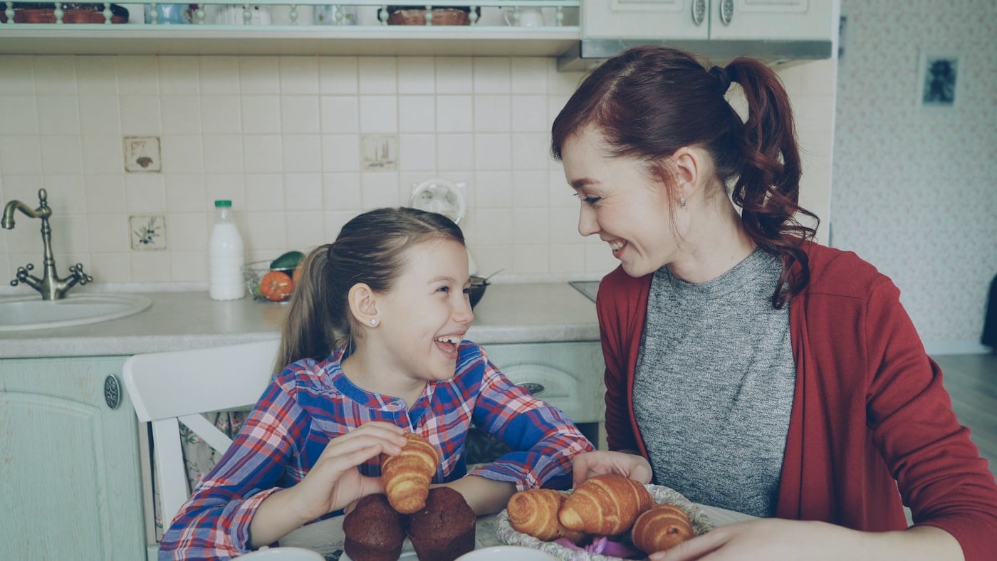 Mẹ và con gái vừa làm bếp vừa trò chuyện vui vẻ